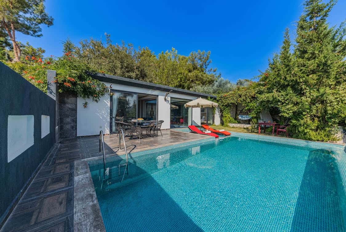 5 Key Factors to Consider Before Building a Swimming Pool